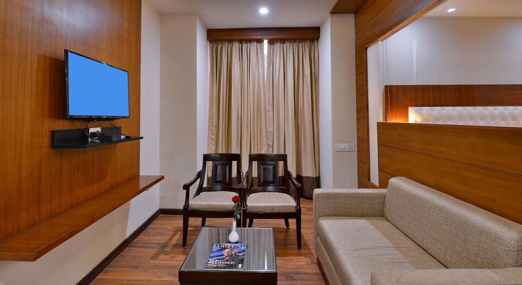 Hotel Seven Hills Tower Agra  Zewnętrze zdjęcie